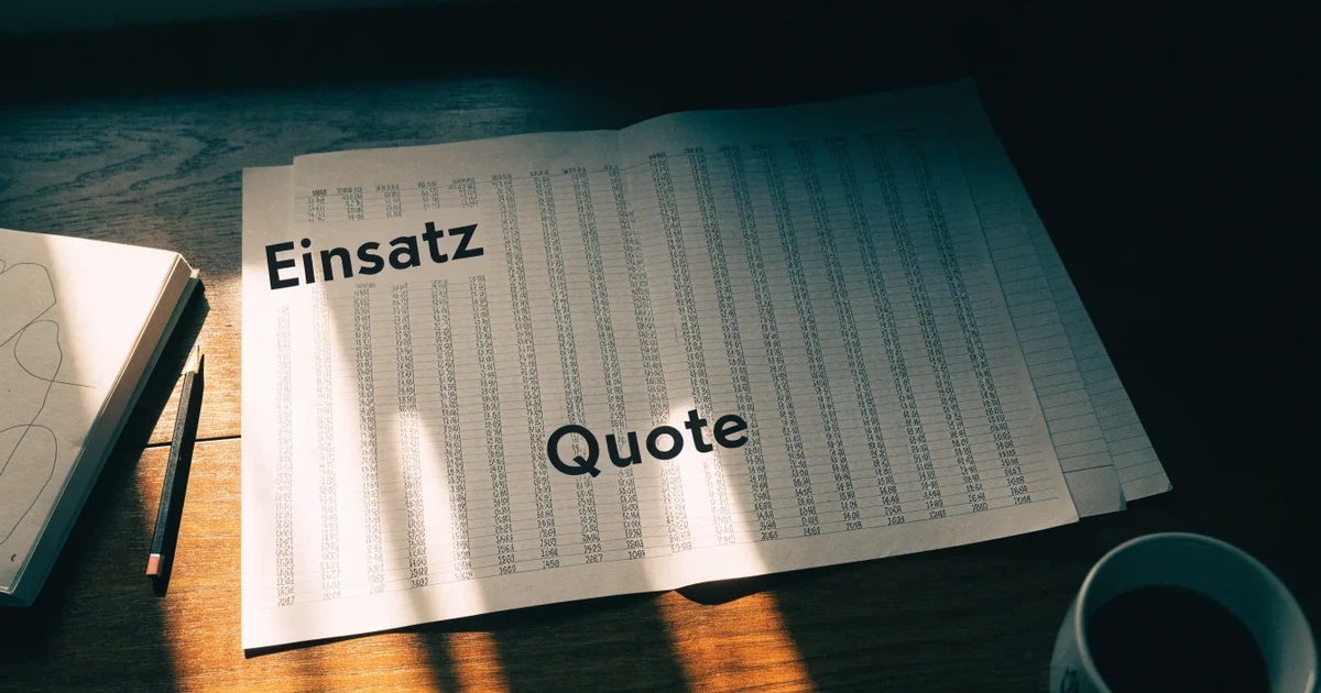 Ein Notizbuch mit handschriftlichen Rechnungen und ein Taschenrechner liegen auf einem Schreibtisch neben einer Tasse Kaffee im Licht des frühen Morgens.